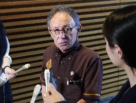 Okinawa governor gives "kariyushi" shirt to Japan PM Ishiba