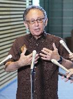 Okinawa governor gives "kariyushi" shirt to Japan PM Ishiba
