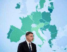 Belgique, Bruxelles :  le commissaire européen au Commerce Valdis Dombrovskis, EU Spring 2025 Economic Forecast (19/05/2025)