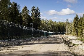 FINLAND - RUSSIA - BORDER - FENCE
