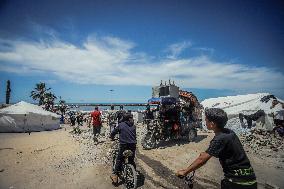 Gaza Seaport Becomes Displacement Shelter - Palestine