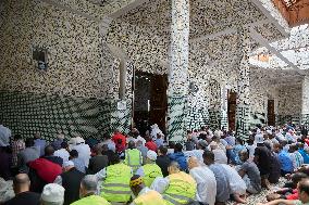 Illustration - Prayer Day at a Paris Mosque