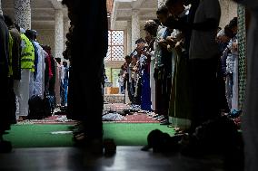 Illustration - Prayer Day at a Paris Mosque