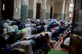 Illustration - Prayer Day at a Paris Mosque