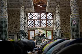 Illustration - Prayer Day at a Paris Mosque