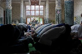 Illustration - Prayer Day at a Paris Mosque