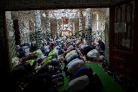 Illustration - Prayer Day at a Paris Mosque