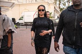 Cannes - Pregnant Rihanna On The Croisette