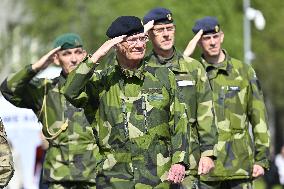 KING CARL GUSTAF VISITS SWEDISH NATO SOLDIERS