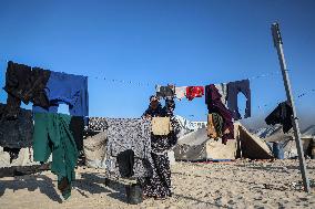Gaza Seaport Becomes Displacement Shelter