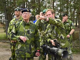 KING CARL GUSTAF VISITS SWEDISH NATO SOLDIERS