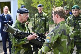 KING CARL GUSTAF VISITS SWEDISH NATO SOLDIERS