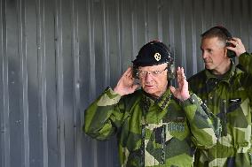 KING CARL GUSTAF VISITS SWEDISH NATO SOLDIERS