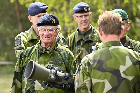 KING CARL GUSTAF VISITS SWEDISH NATO SOLDIERS