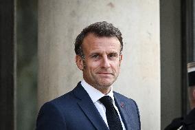 Emmanuel Macron welcomes Abiy Ahmed at the Elysee FA
