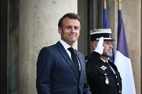 Emmanuel Macron welcomes Abiy Ahmed at the Elysee FA