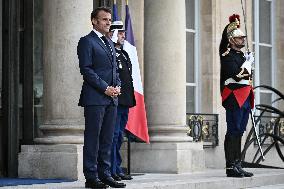 Emmanuel Macron welcomes Abiy Ahmed at the Elysee FA