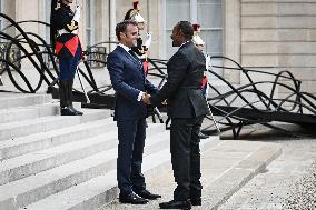 Emmanuel Macron welcomes Abiy Ahmed at the Elysee FA