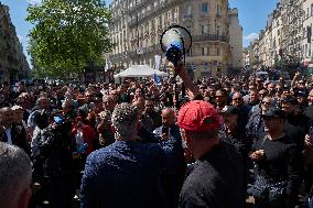 Taxi Drivers Protest Against Patient Transport Reforms in Paris