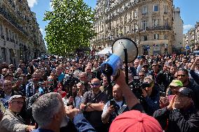 Taxi Drivers Protest Against Patient Transport Reforms in Paris