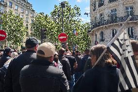 Taxi Drivers Protest Against Patient Transport Reforms in Paris