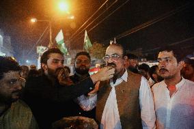 Party Members Gather In Support Of Army - Pakistan