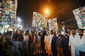Party Members Gather In Support Of Army - Pakistan