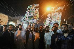 Party Members Gather In Support Of Army - Pakistan