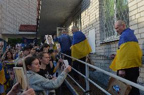 Swapped Ukranian Captives Return Home - Kiev