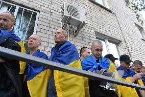 390 Ukrainians return home from Russian captivity
