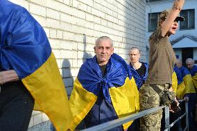 390 Ukrainians return home from Russian captivity