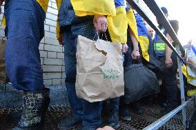 390 Ukrainians return home from Russian captivity