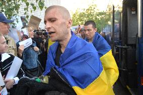 390 Ukrainians return home from Russian captivity