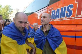 390 Ukrainians return home from Russian captivity