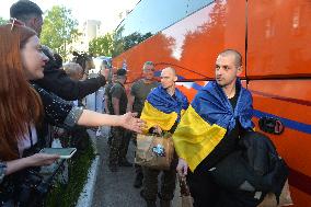 390 Ukrainians return home from Russian captivity