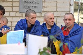 390 Ukrainians return home from Russian captivity