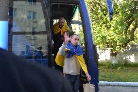 390 Ukrainians return home from Russian captivity