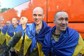 390 Ukrainians return home from Russian captivity