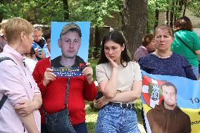 Relatives await arrival of first buses with prisoners released from Russian captivity