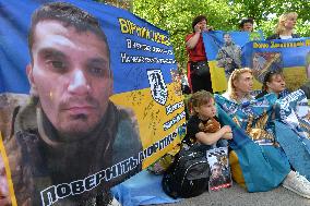 Relatives await arrival of first buses with prisoners released from Russian captivity