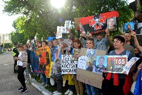 Relatives await arrival of first buses with prisoners released from Russian captivity