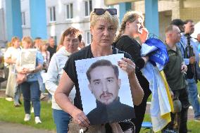 Relatives await arrival of first buses with prisoners released from Russian captivity