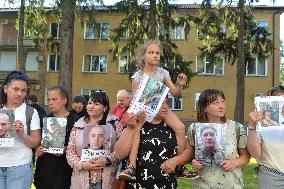 Relatives await arrival of first buses with prisoners released from Russian captivity