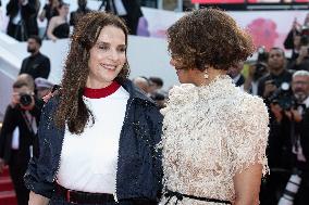Cannes - Halle Berry And Juliette Binoche Clothing Gets Tangled On Red Carpet