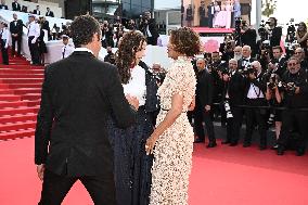Cannes - Halle Berry And Juliette Binoche Clothing Gets Tangled On Red Carpet