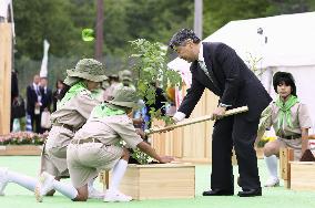Emperor attends tree-planting ceremony in Saitama Pref.
