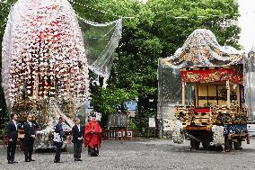 Emperor visits shrine in Saitama Pref.