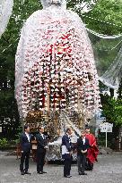 Emperor visits shrine in Saitama Pref.
