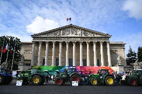 Farmers protest in Paris - FA