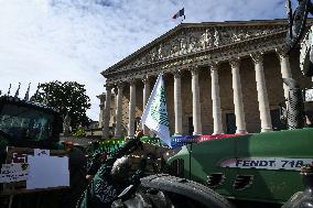 Farmers protest in Paris - FA